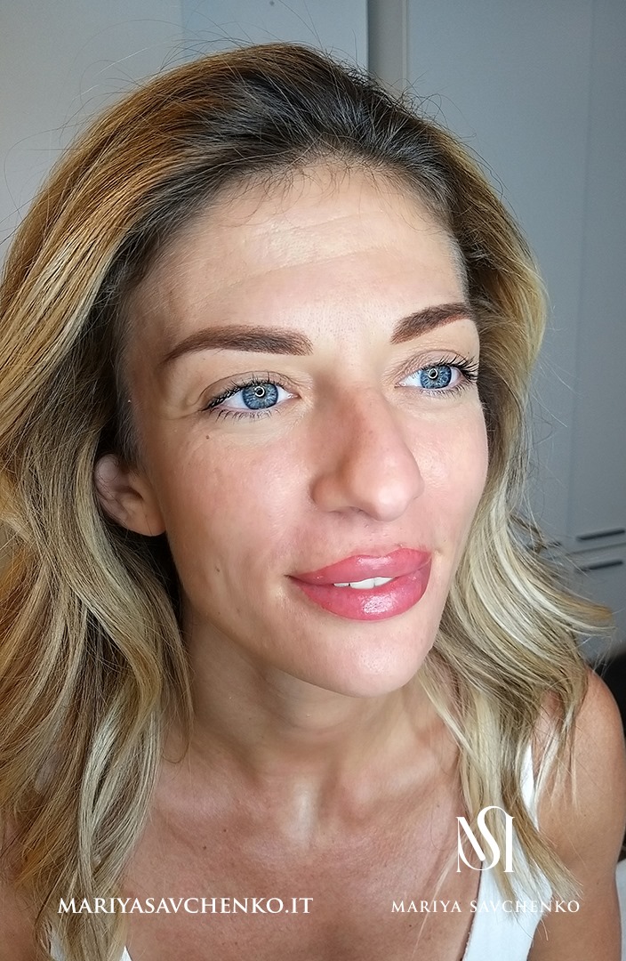 Il lavoro di trucco permanente labbra e sopracciglia finito