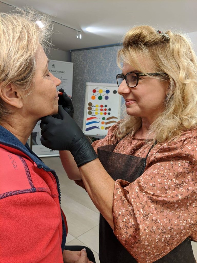 una allieva dei miei corsi di trucco permanente al lavoro sulla modella