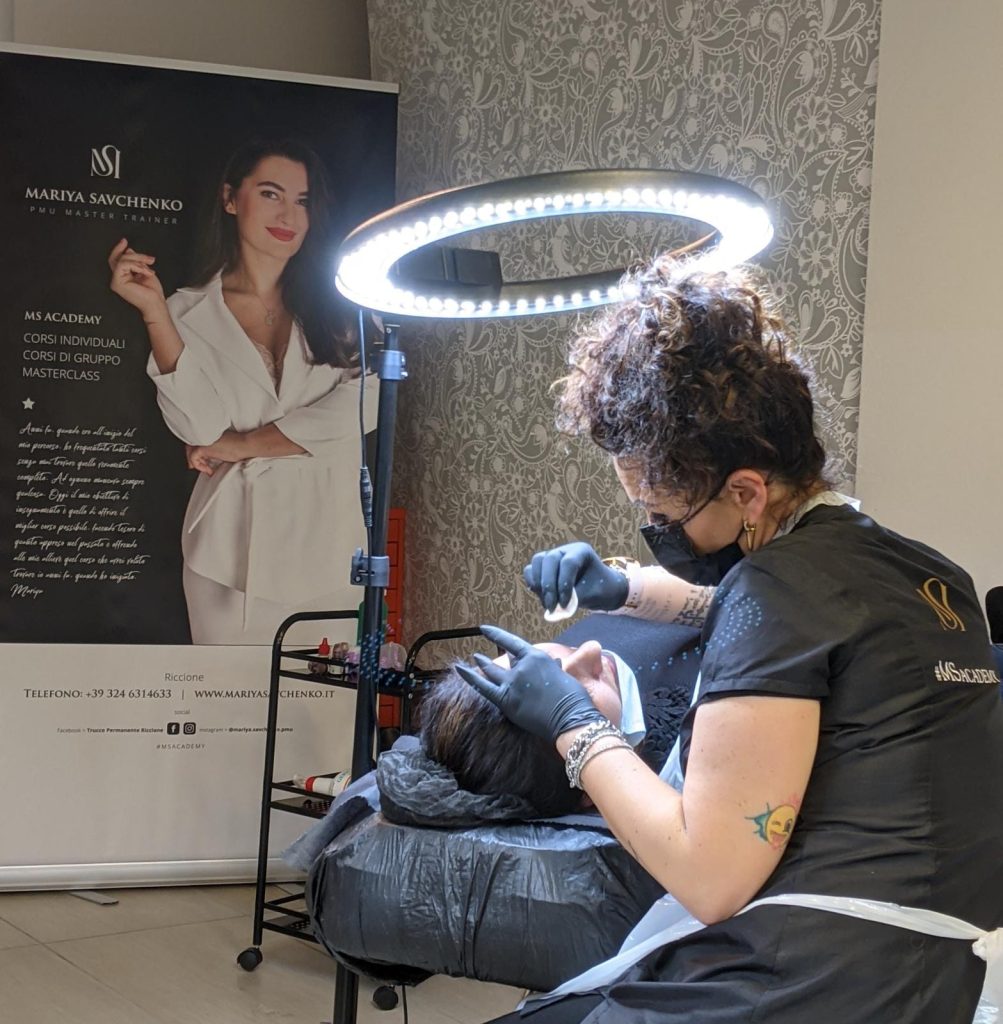 Allieva corso sopracciglia tatuaggio visagistico