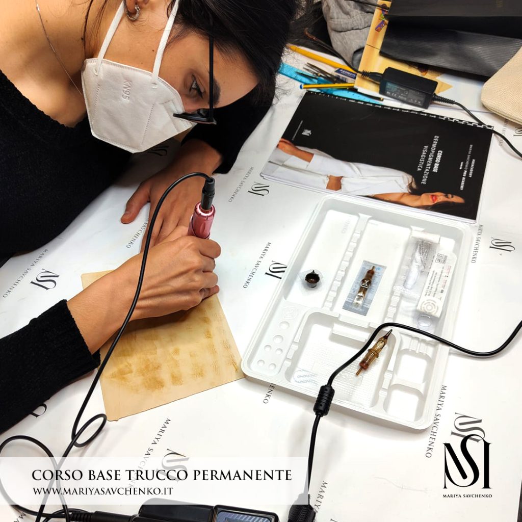 Allieva del corso di trucco permanente, livello base